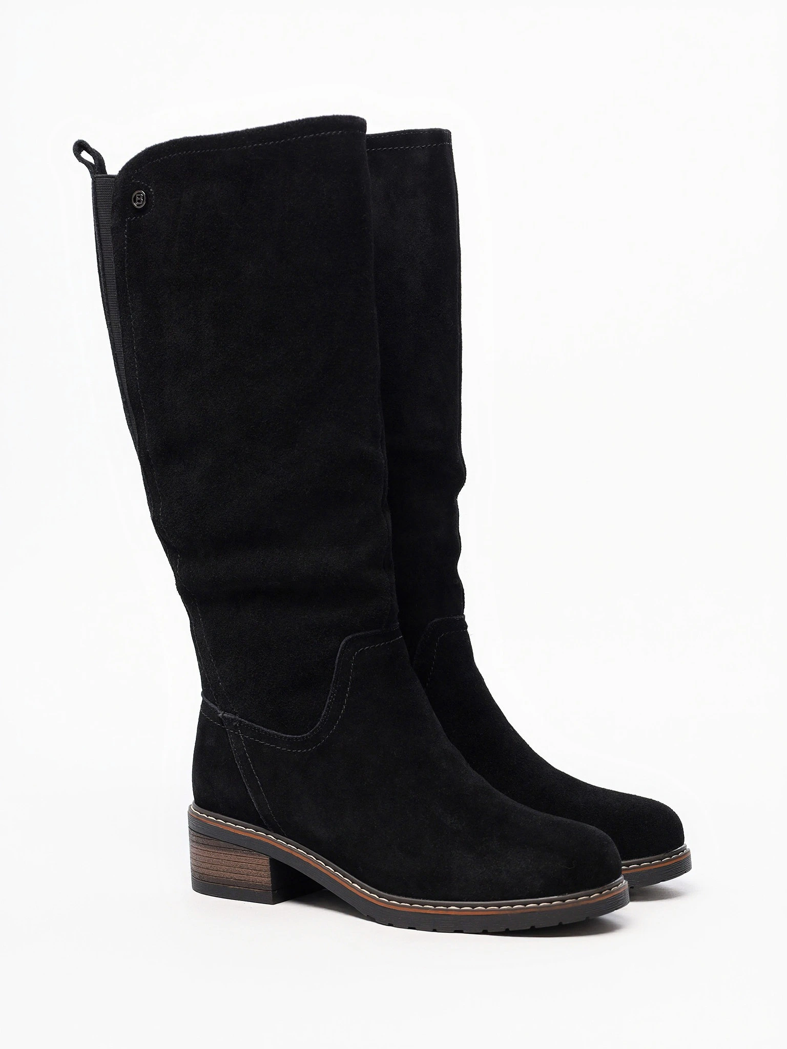 Сапоги черного цвета из натуральной замши на среднем каблуке